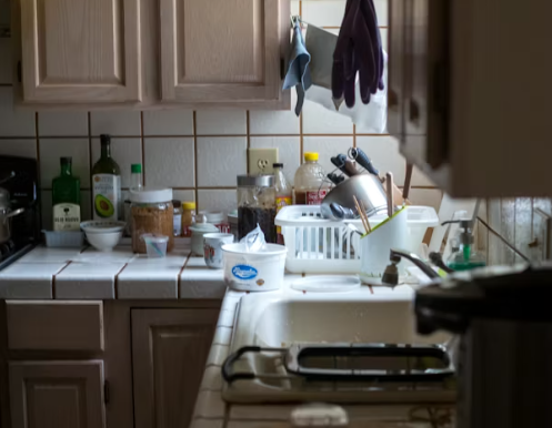 散らかったキッチン